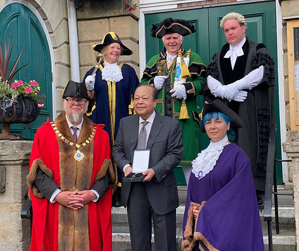 Prem Rawat reçoit la Clé d’Avalon du maire et du conseil municipal de Glastonbury, pour services rendus à l’humanité
