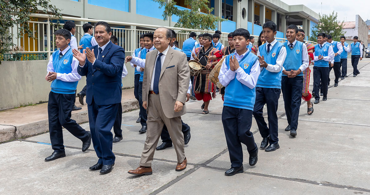 Prem Rawat marched with students in Cusco in support of peace